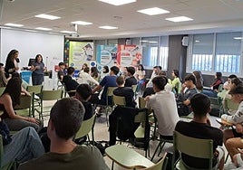 Taller de salud mental organizado por Feafes Mérida dirigido a alumnos de Bachillerato.
