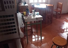 Los charcos de agua ha aparecido en las aulas tras las últimas lluvias.