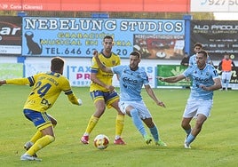 Adri Pérez controla el balón, con Chavalés al lado.