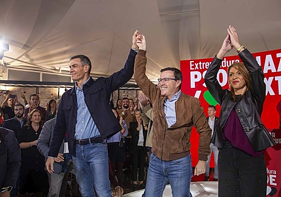 Pedro Sánchez, presidente del Gobierno, Miguel Ángel Gallardo, candidato a la Presidencia de la Junta, y Piedad Álvarez, portavoz parlamentaria, en el acto del PSOE en Mérida.
