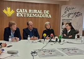 El alcalde Ignacio Gragera (i), el presidente de Caja Rural Urbano Caballo, la consejera Victoria Bazaga y la directora general de la entidad Rocío Morales esta mañana en Badajoz.