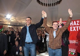 Pedro Sánchez y Miguel Ángel Gallardo en el mitin del PSOE en Mérida.