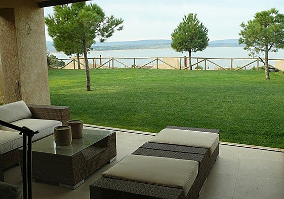 Vistas del embalse de Valdecañas desde una de las villas de lujo.