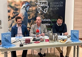 En la presentación han participado José María Gallardo, presidente de Fedexcaza; Víctor Arroyo, técnico de la federación y coordinador del informe; y Javier Pérez, investigador de la Universidad de Extremadura y autor principal del análisis estadístico.