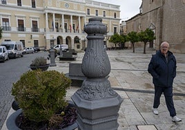 Las tres farolas partidas delante de la fachada del Ayuntamiento en plaza de España.