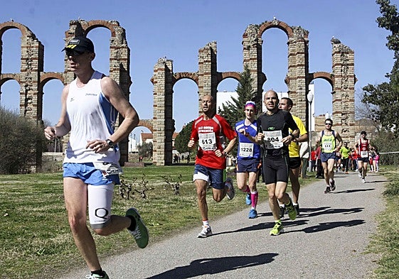 Corredores en una edición de la Media Maratón de Mérida junto al acueducto de Los Milagros.