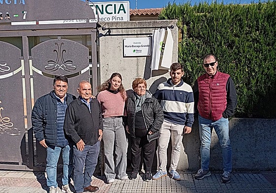 Familiares de María Bazaga Grande junto a la placa que lleva desde este jueves la residencia de Plena Inclusión.