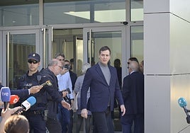 El hermano del presidente del Gobierno, David Sánchez, sale del juzgado en Badajoz.