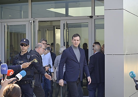 El hermano del presidente del Gobierno, David Sánchez, sale del juzgado en Badajoz.