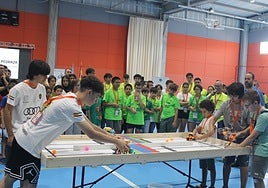 Alumnos extremeños en una competición de robótica.