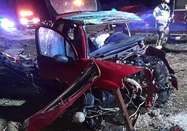 Así ha quedado el vehículo tras rescatar los bomberos a la persona que había quedado atrapada.