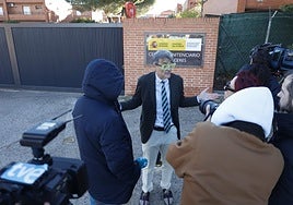El abogado de la familia, Ángel Luis Aparicio, en la cárcel de Cáceres.