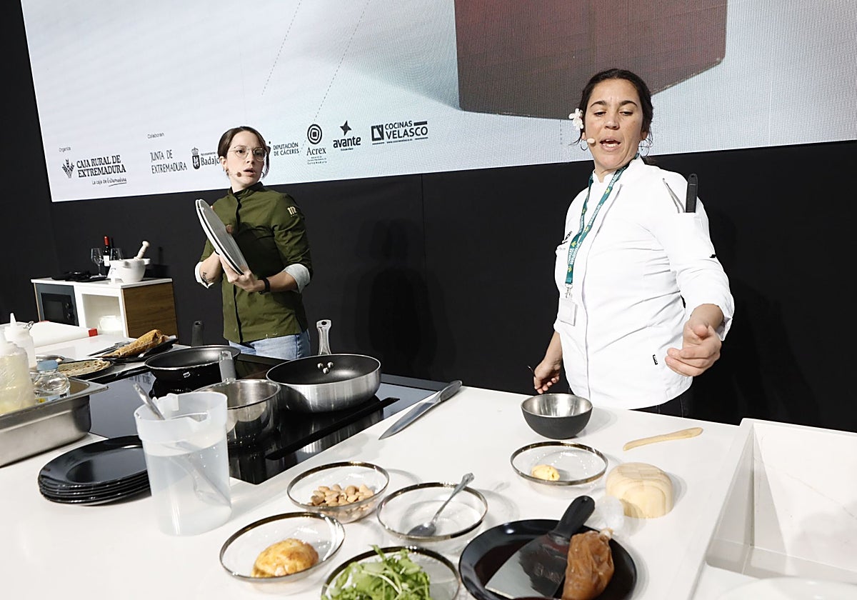 Carmen Peláez, del restaurante Acebuche (Zafra) y Mercedes Rincón, de Macarraca (Villanueva de la Serena) durante su showcooking este viernes a cuatro manos.