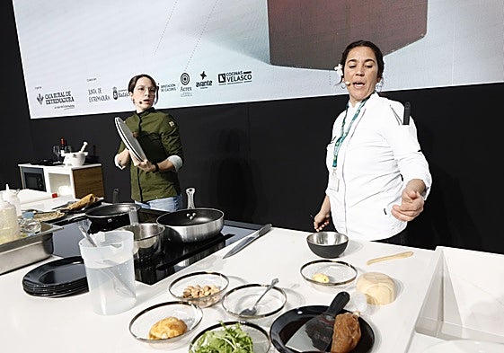 Carmen Peláez, del restaurante Acebuche (Zafra) y Mercedes Rincón, de Macarraca (Villanueva de la Serena) durante su showcooking este viernes a cuatro manos.
