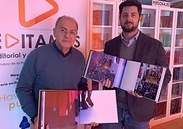 Genaro González Carballo y Francisco Jesús Pérez, este viernes, con el libro 'Arte en imágenes', sobre la Semana Santa de Jerez de los Caballeros, recién sacado de imprenta en Badajoz.