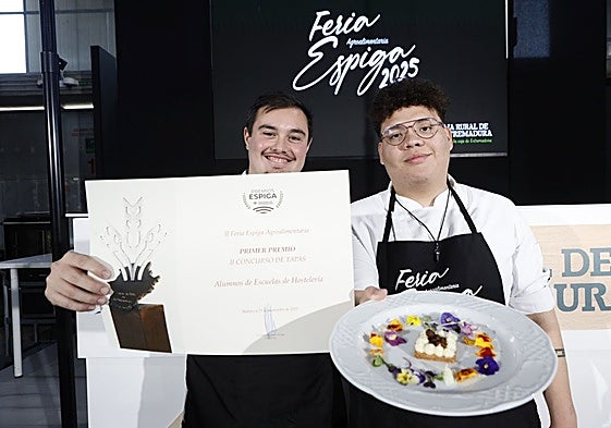 Carlos y Ezequiel, del IES San Fernando con la tapa ganadora esta mañana.