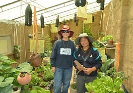 María Teresa Burbano, de SED, con una de las mujeres participantes en el proyecto desarrollado en Bolivia y pagado por Aexcid.