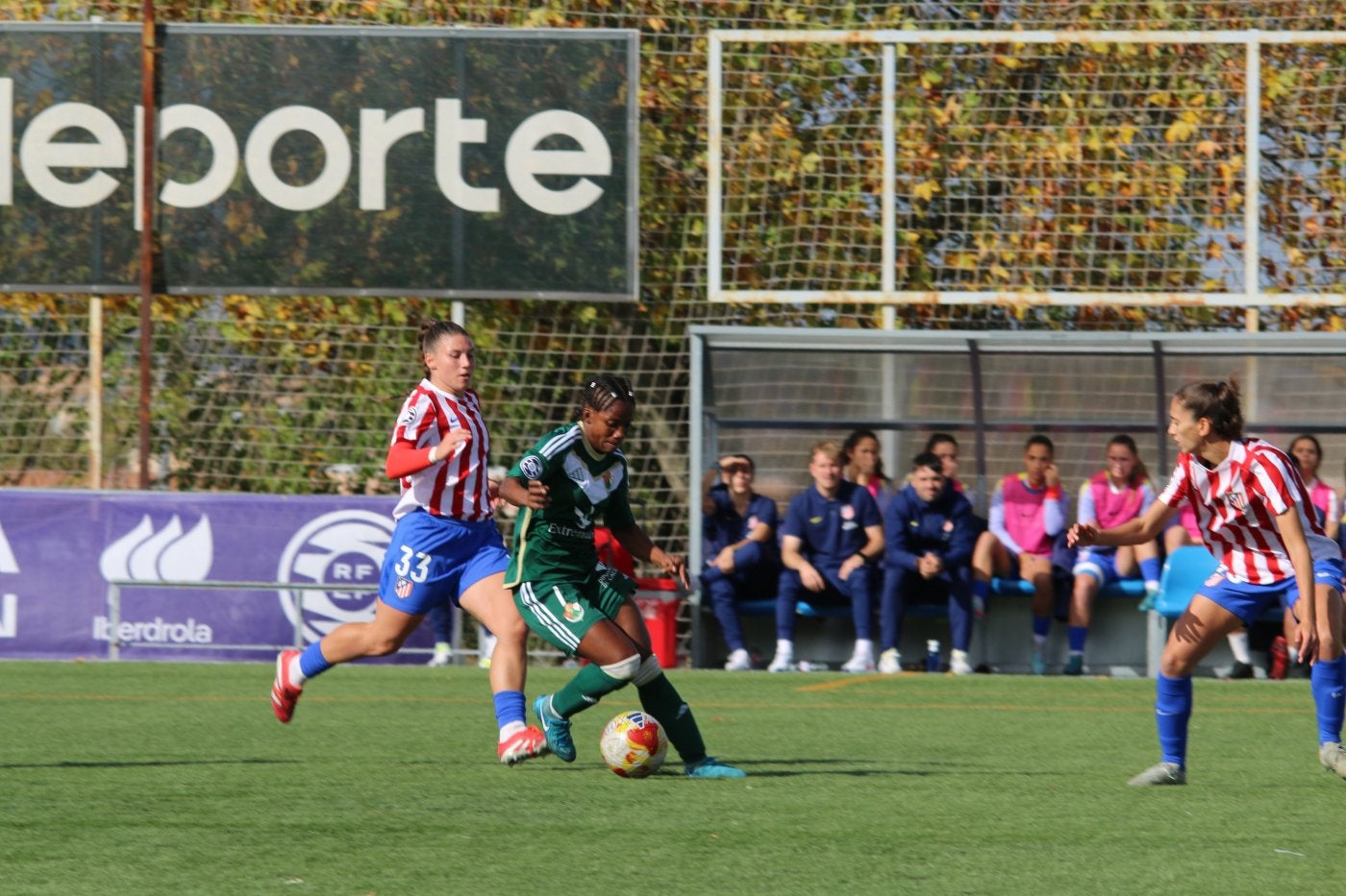 Yorladiz conduce el balón en el duelo ante el Atlético B.