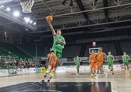 Albert Lafuente, en una acción ofensiva del Cáceres.
