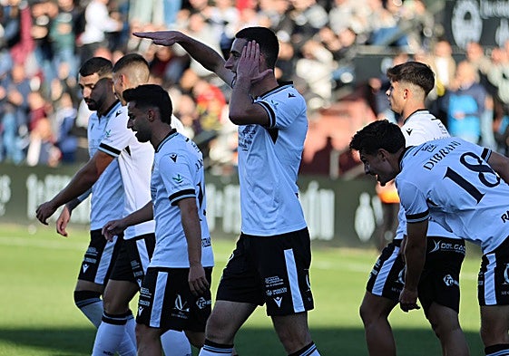 Álvaro García celebra el 1-0  ante el Real Avilés.