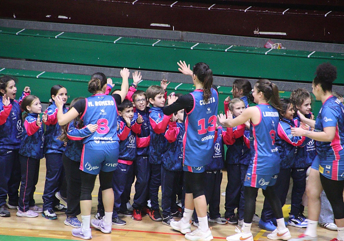 Las jugadoras reciben la felicitación de los equipos de cantera.