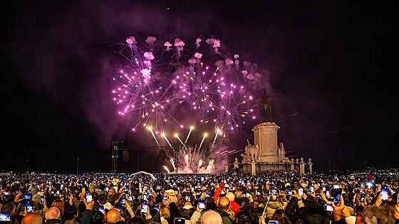 Fuegos artificiales y 182 kilómetros de luces LED: así fue el espectacular encendido navideño en Lisboa