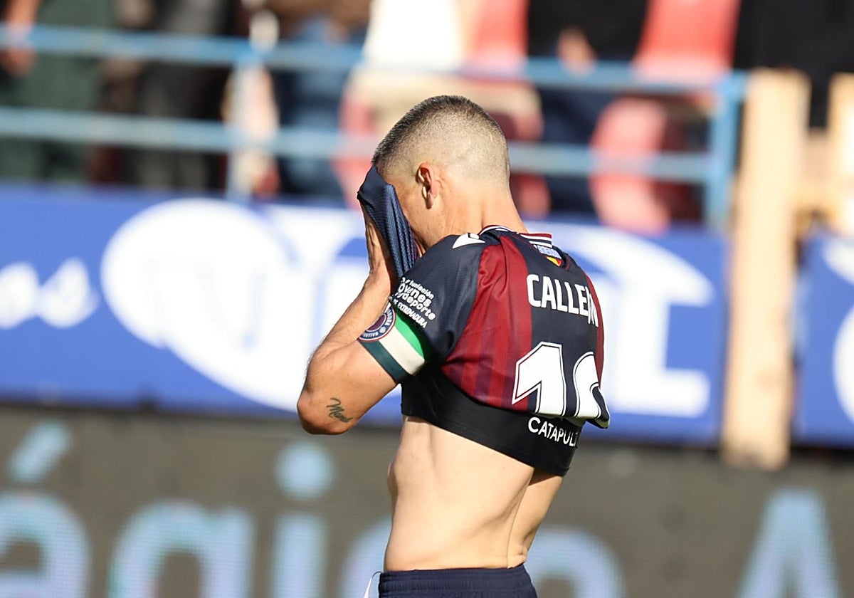 Callejón se lamenta de una ocasión fallada en la derrota del Extremadura frente al Almería B en el Francisco de la Hera.