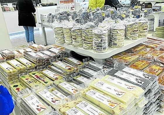 Mesa de turrones en un supermercado.