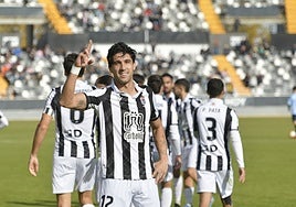 Borja Domingo celebra el tanto que dio el triunfo al Badajoz frente al Villanovense.