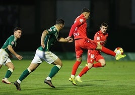 Acción del duelo entre el Cacereño y el Osasuna disputado en el Príncipe Felipe.