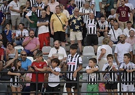 Aficionados del Badajoz en la grada del Nuevo Vivero.