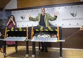 Víctor Cerro 'parte en dos' a la vicepresidenta Esther Gutiérrez.