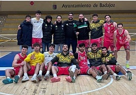 Los jugadores del Escayolas Paco ADC celebran su victoria en Badajoz que les coloca colíderes provisionales.