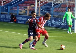 Diego Díaz lucha por un esférico ante un defensor del Almería B.