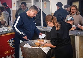 Acto de convivencia el año pasado en la barriada de San Albín, con migas para ser degustadas.