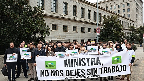 Los trabajadores de Almaraz reclaman a Yolanda Díaz en Madrid la continuidad de la central nuclear