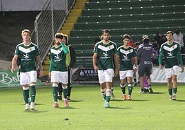 Los jugadores del Cacereño se retiran tras saludar este último domingo a los aficionados de preferencia.