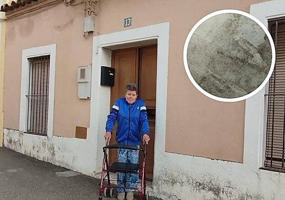 María José Medina Lozano, en la puerta de su casa, llena de humedades.