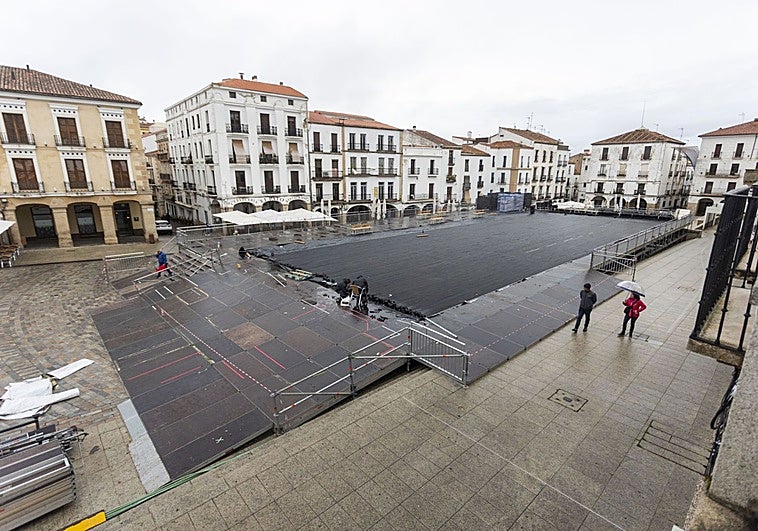 Patinar sobre hielo en la Plaza Mayor de Cáceres costará 9,50 euros sin límite de tiempo