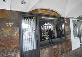 Fachada de la pastelería Isa, ya cerrada, con el año de su fundación en números dorados (1952).