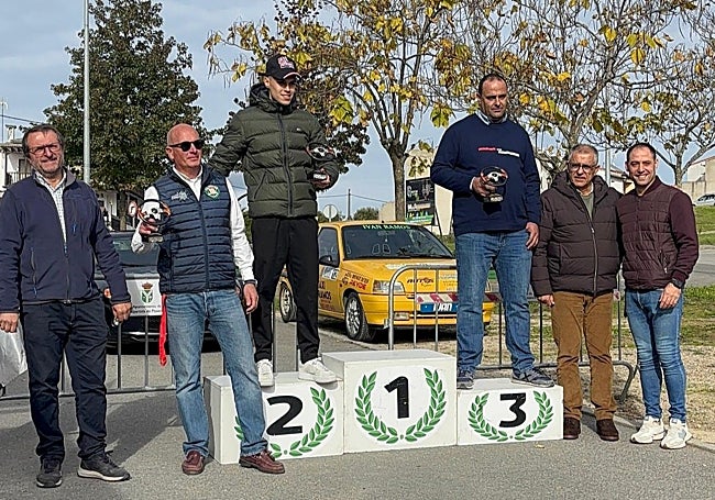 Podio absoluto con Crosanero acompañado por Raúl Contador y José Iván Ramos.