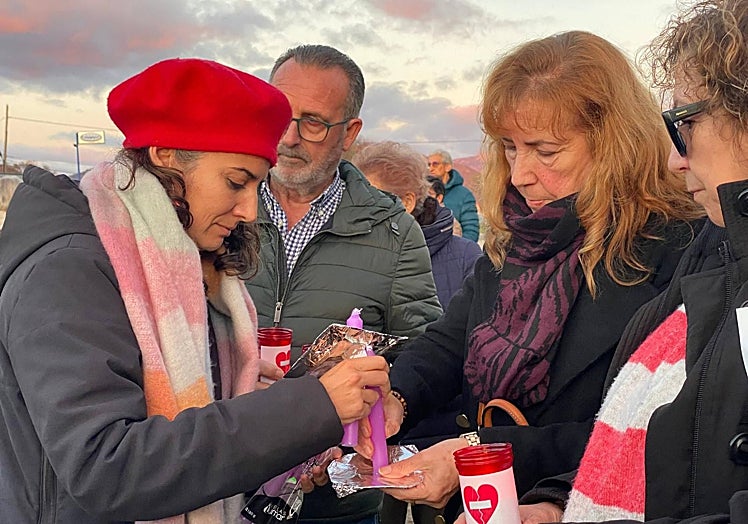 Irene de Miguel con Isabel Pinero, madre de María Varela, una de la víctimas de este año.
