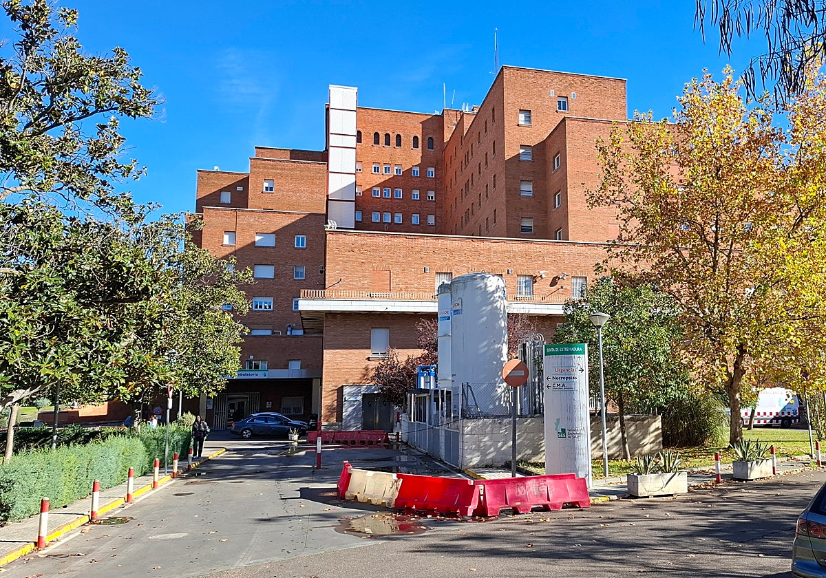 Central de gases del Materno Infantil, por donde ampliarán el hospital durante la reforma de los paritorios.