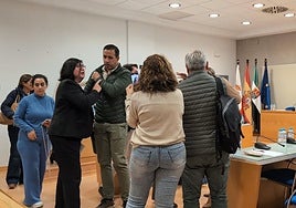 Enfrentamiento entre asistentes y reproches de concejales en el pleno de Don Benito