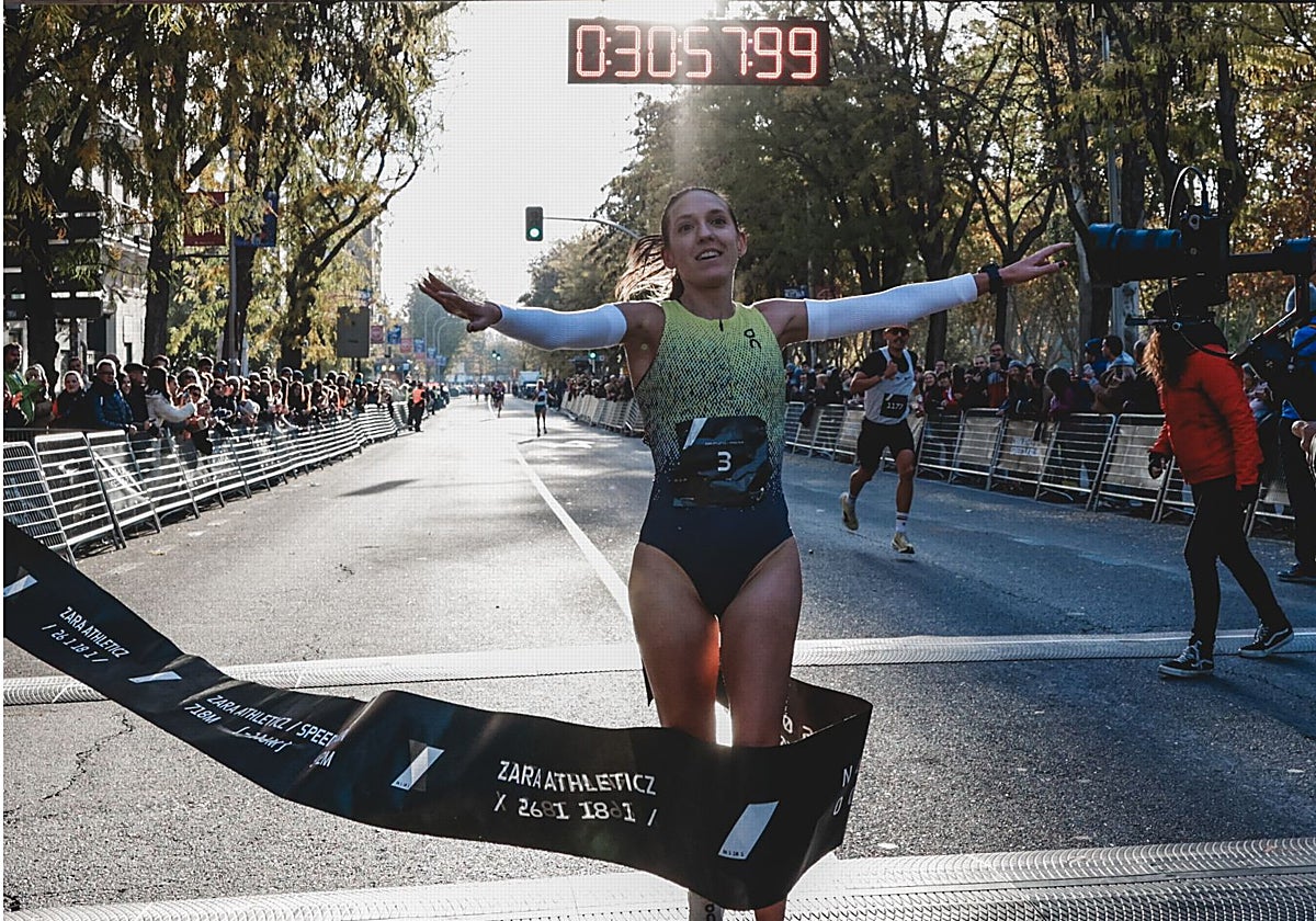 Laura Luengo cruza la meta como ganadora del Zara Athleticz Speed Run de Madrid con la mejor marca española en 10K.