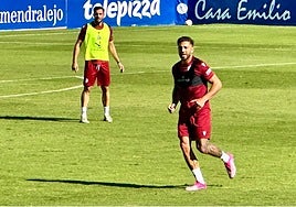 Rober Correa detrás de Zarfino durante un entrenamiento con el Extremadura.