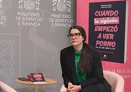 La doctora Miriam Al Adib en la presentación de su libro 'Cuando la cigüeña empezó a ver porno'