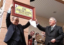 José Pérez de la Peña, más conocido como Pepe el Marista, tras descubrir la placa en la calle de Badajoz que lleva su nombre, junto al alcalde Miguel Celdrán.