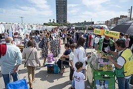 Imagen de archivo de puestos y compradores en el mercadillo de Badajoz.