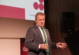 Ramón Sanguino, coordinador del informe sobre la agricultura y la ganadería extremeñas 2024, esta mañana, en la sede de la Fundación CB en Mérida.